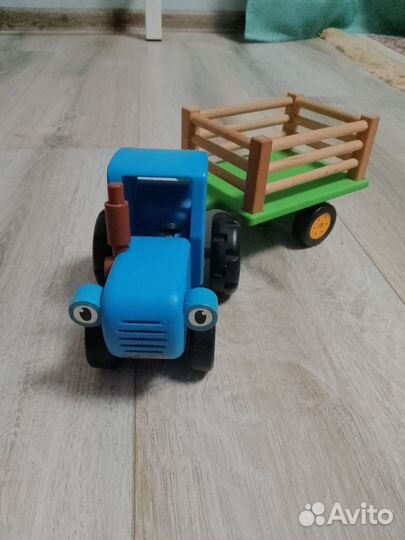 Синий трактор с прицепом