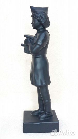 Статуэтка.Пионер. Девушка с скворечником.Касли