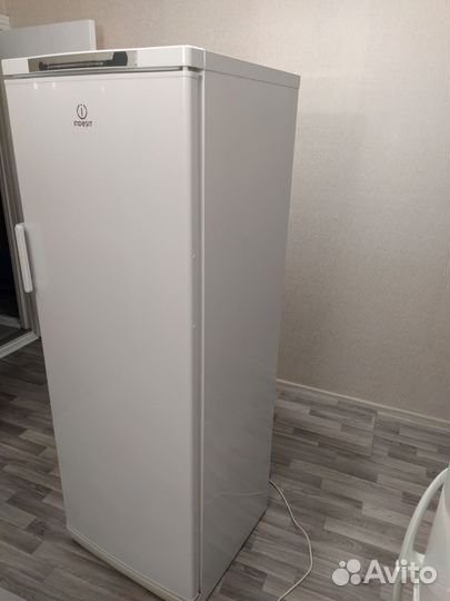 Холодильник Индезит SB16740 в отличном состоянии