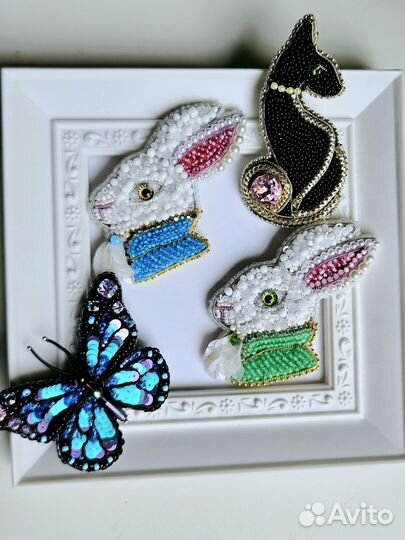 Брошь ручной работы из бисера