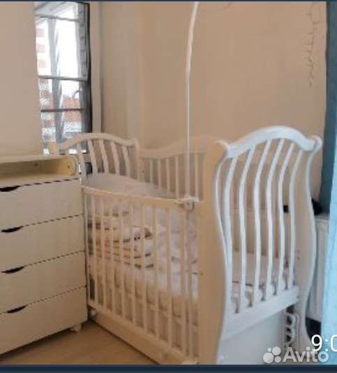 Детская кроватка с маятником и ящиком