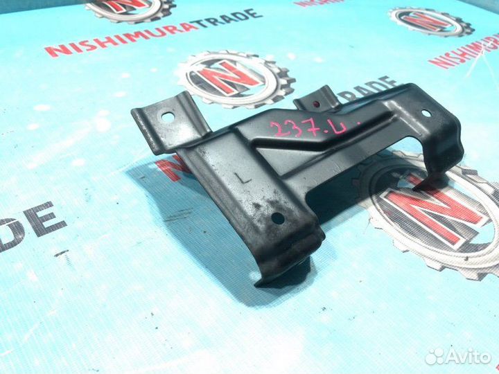 Крепление бампера переднее левое Mitsubishi Pajero