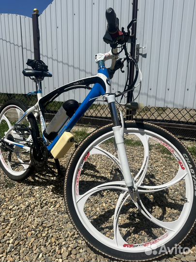 Электровелосипед на литых дисках