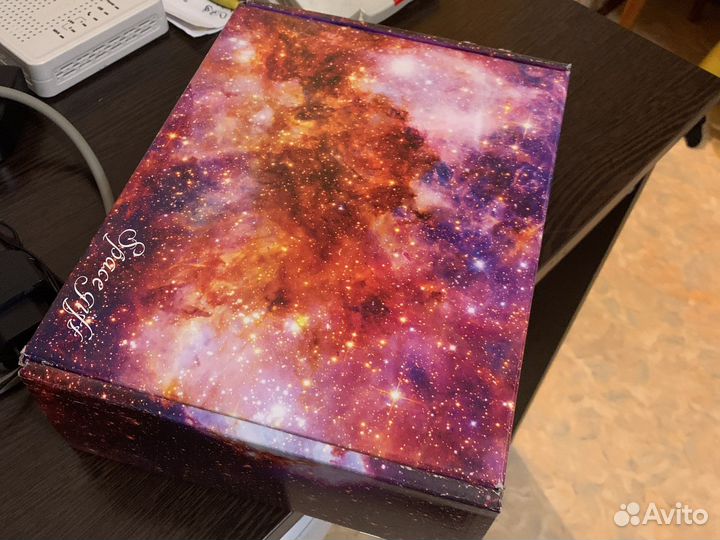 Бутыль с косметикой в коробке