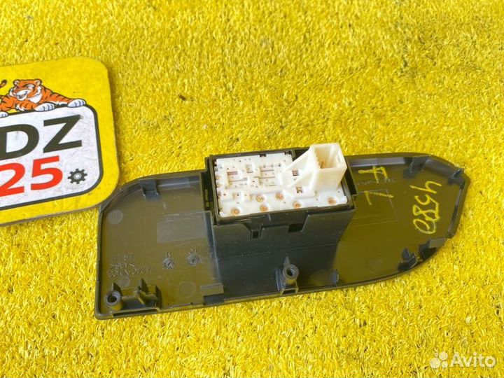 Блок управления стеклоподъемниками передний левый