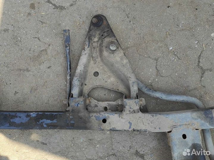 Балка передней подвески на Рено Логан 1