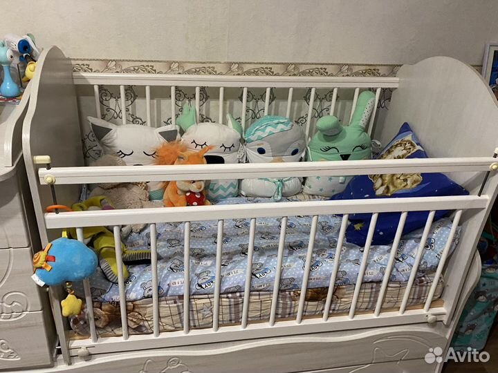 Детская кроватка с маятником и комодом