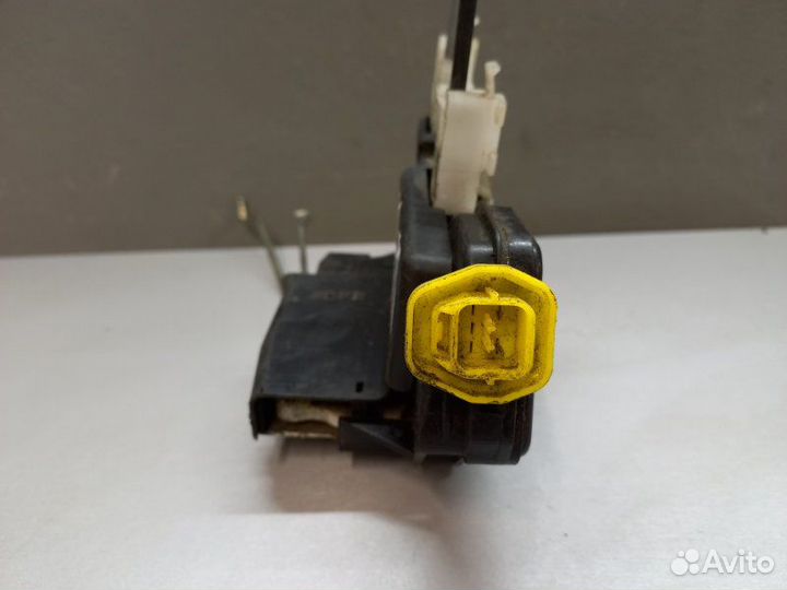 Замок двери передний правый Hyundai Elantra 2001