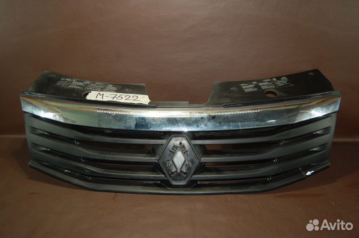 Решетка радиатора центральная - Renault Sandero 1