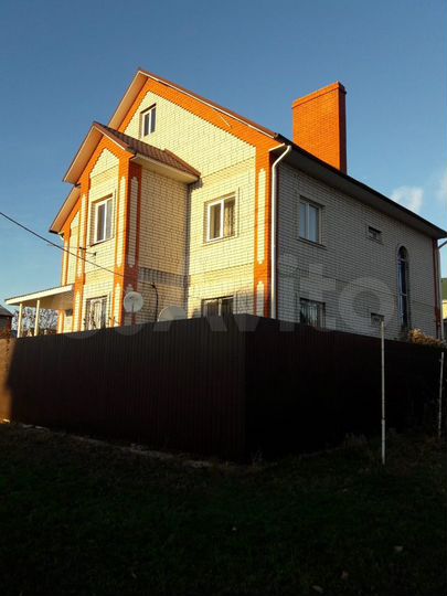 Коттедж 211 м² на участке 11 сот.