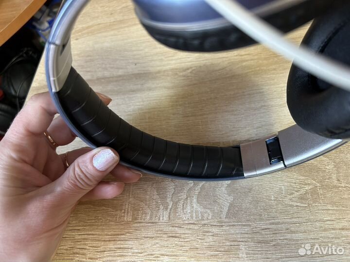 Бспроводные наушники JBL v33