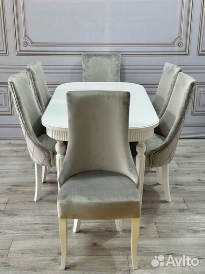 Стол и стулья в гостиную. В наличии