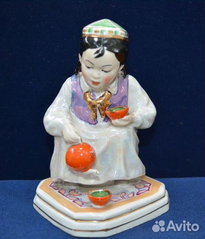 Фарфоровая статуэтка- узбечка С чайником 1960. дул