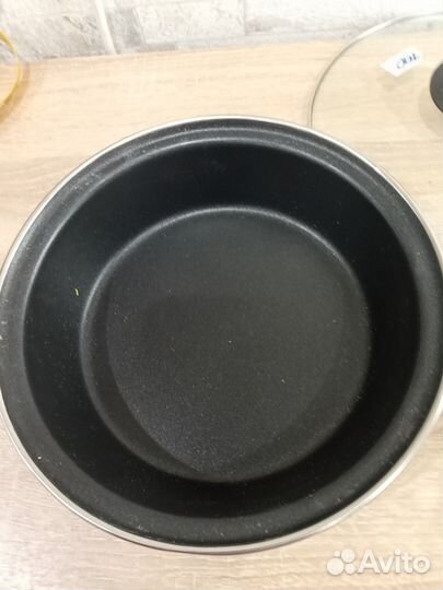 Сковорода с крышкой.Диам.20 см.Новая