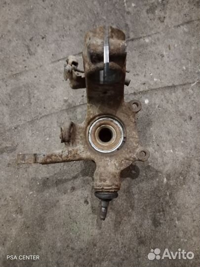 Кулак поворотный левый Peugeot 605