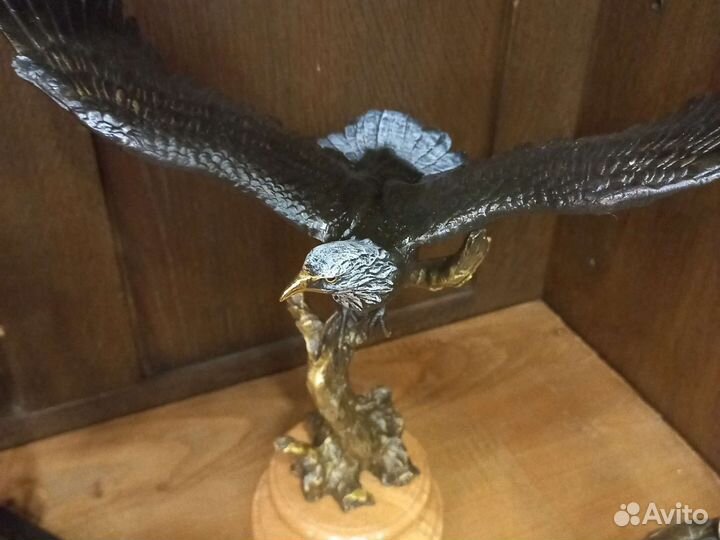 Скульптура орла в полете. Бронза, мраморный пьед