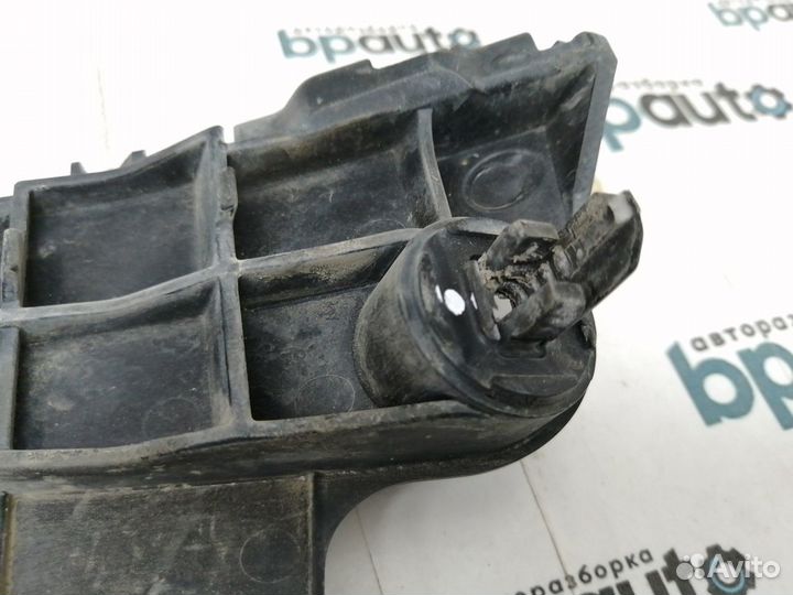 Кронштейн переднего бампера левый 52116-60181