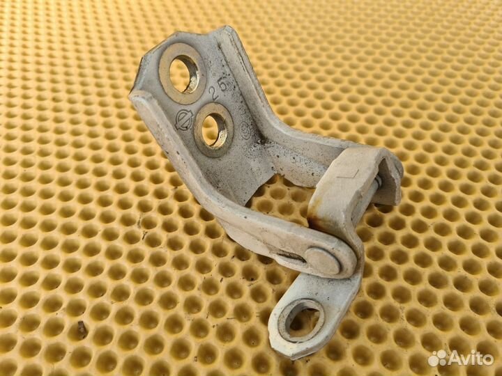 Петля двери передняя правая Infiniti M37 M25 M56