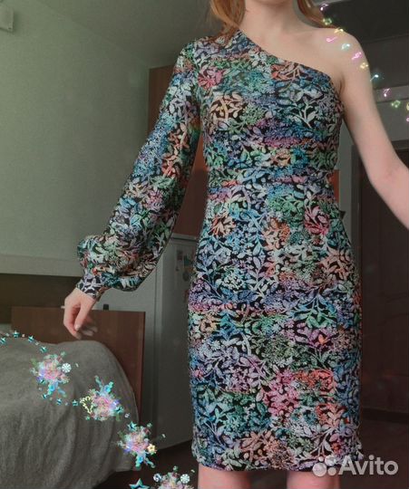 Коктейльное платье с одним рукавом и пайетками