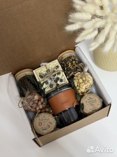 Чайный подарочный набор с полезными сладостями