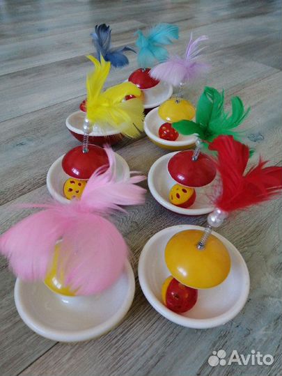 Игрушка для кошек неваляшка с мячиком и перьями