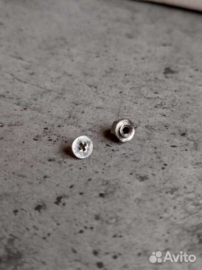 Стойка и винт крепления твердотельных дисков