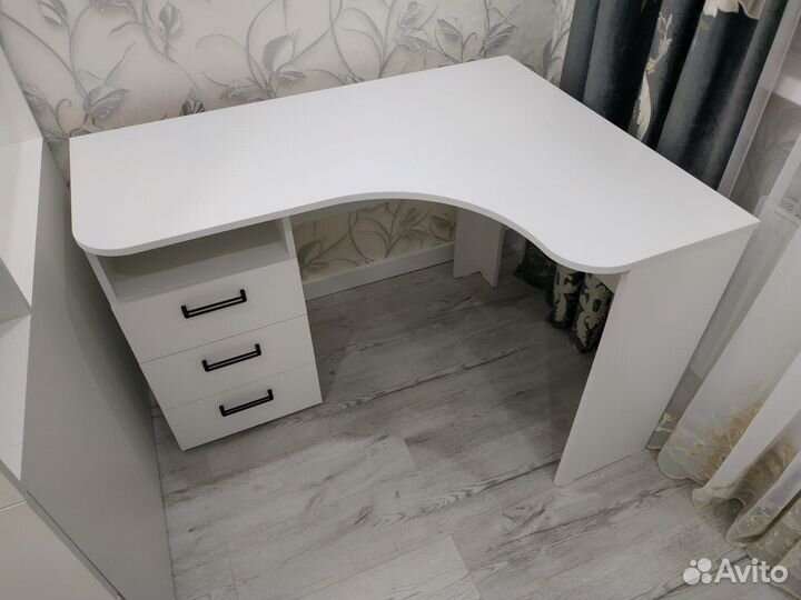 Детский письменный стол угловой