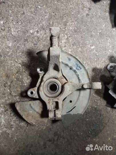 Правый поворотный кулак Renault Sandero 1