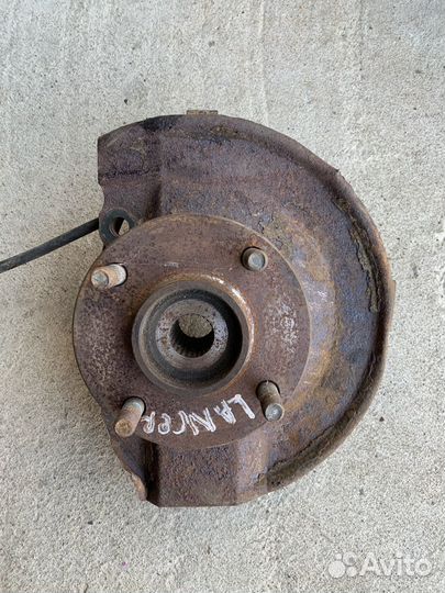 Поворотный кулак левый Mitsubishi Lancer 9