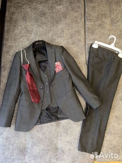 Школьный костюм тройка новый