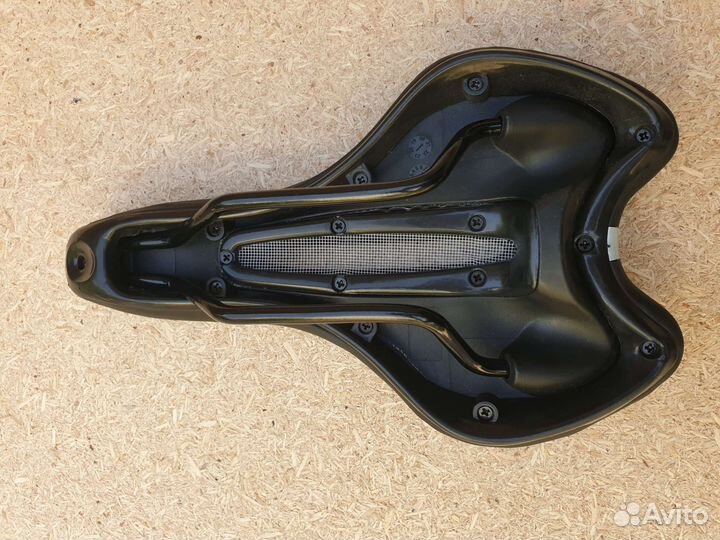 Седло черно-серое с анатомич. отверстием и сеткой