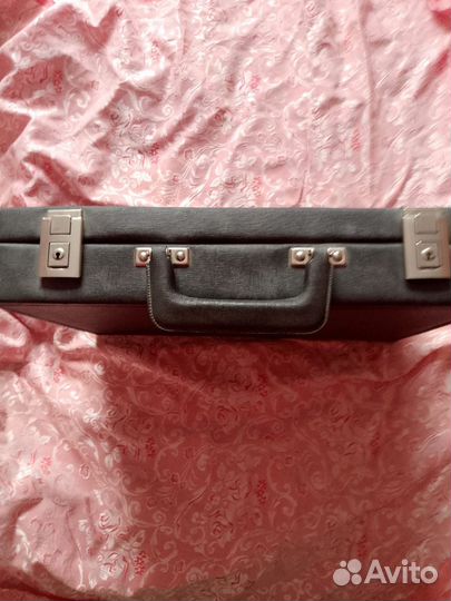 Кейс, и дипломат