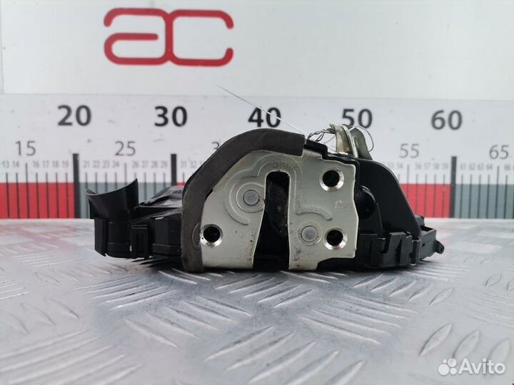 Замок двери передней правой Toyota Yaris 2