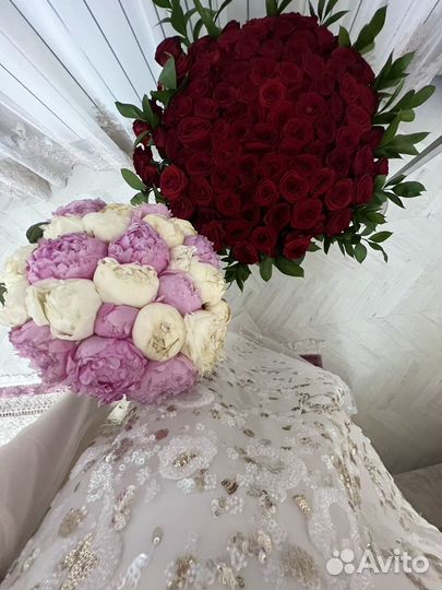 Платье с кейпом