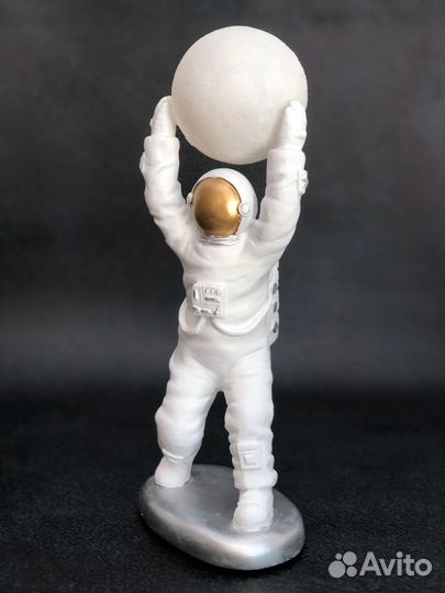 Космонавт астронавт статуэтка