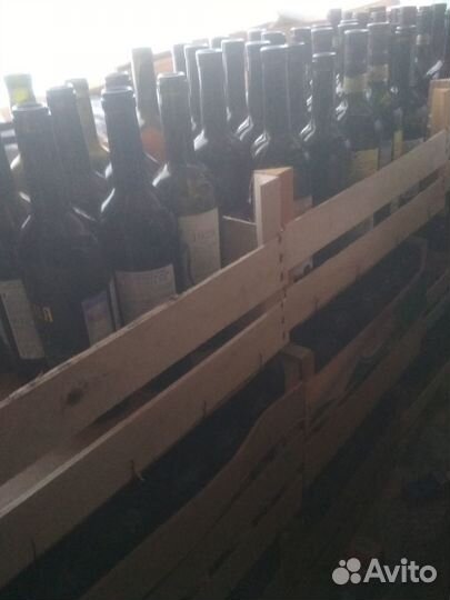 Пустые бутылки из под вина