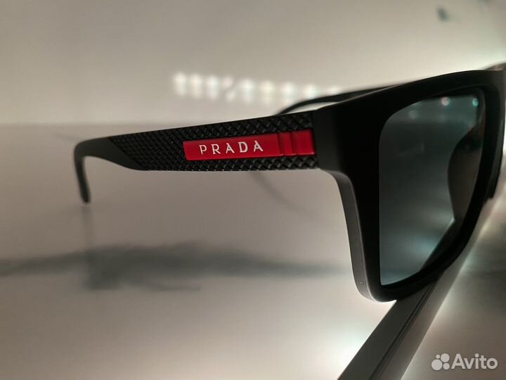 Солнцезащитные очки prada
