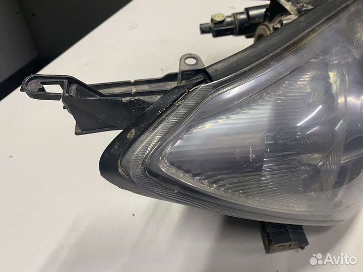 Фара правая Toyota Rav 4 2006