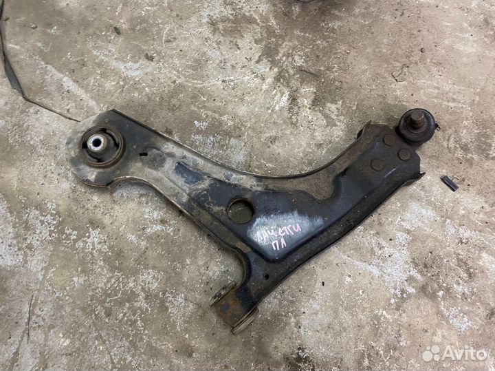 Рычаг передний левый Шевроле Лачетти