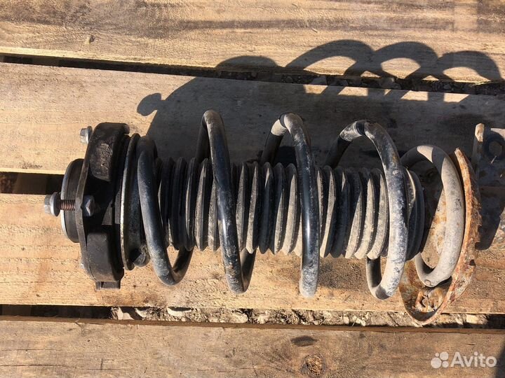 Передняя левая стойка в сборе фольцваген джетта 6