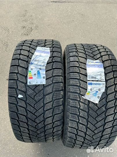 Michelin X-Ice Snow 245/40 R21 и 275/35 R21 103H