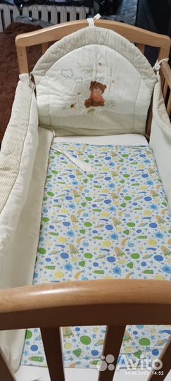 Детская кроватка с маятником