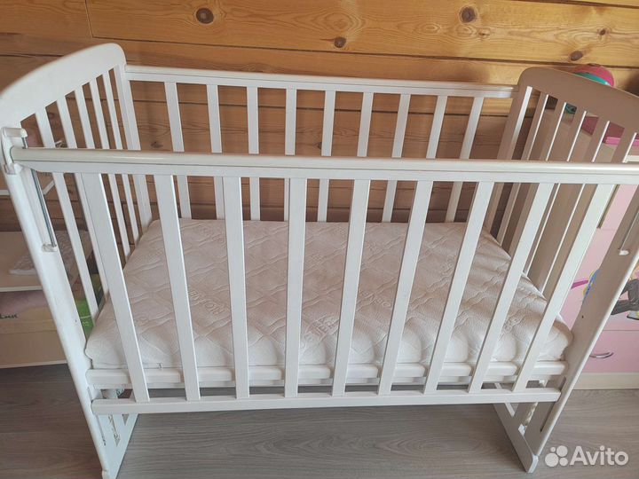 Детская кроватка с продольным маятником