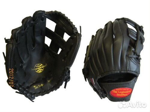 Бейсбольная бита, мяч и бейсбольная ловушка