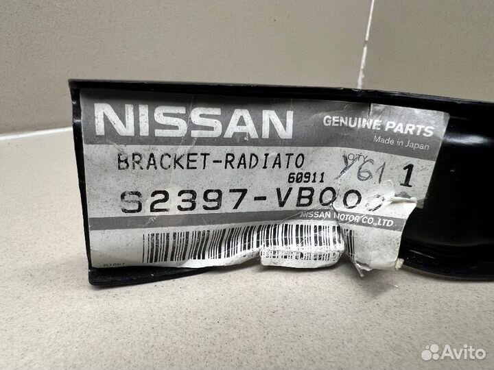 Кронштейн решетки радиатора Nissan Patrol Y61 левы