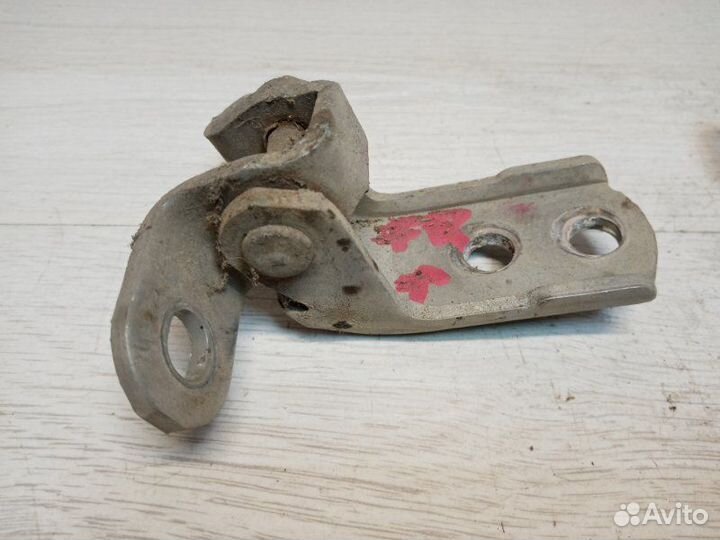 Петли двери передние правые Toyota Avensis CDT220L