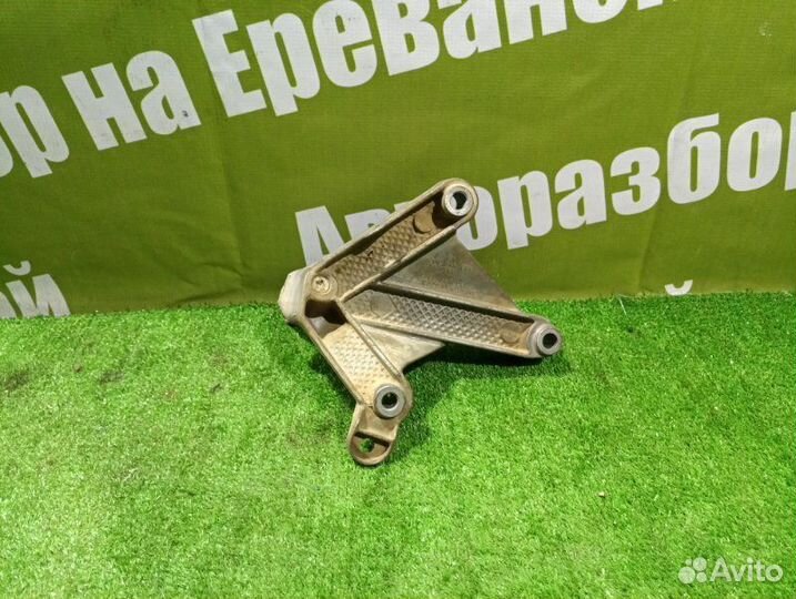 Кронштейн опоры кпп Renault Sandero K7J710