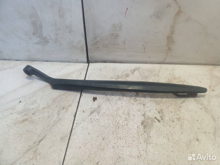 Поводок стеклоочистителя правый LADA Priora 2010