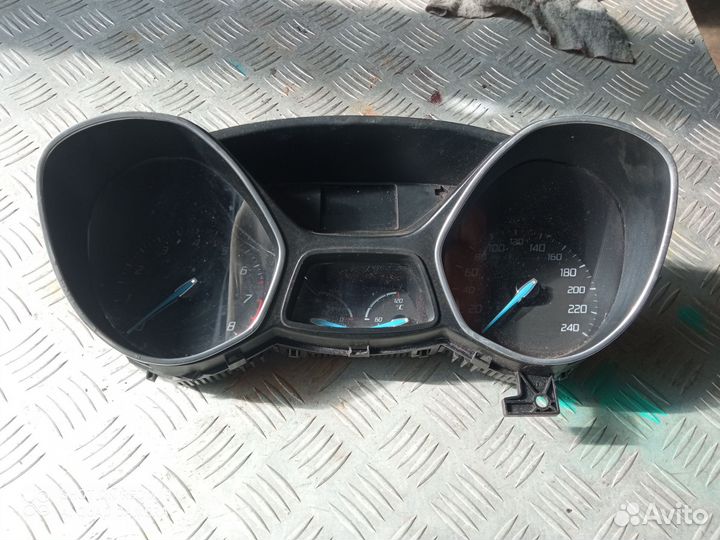 Щиток приборов Ford Focus 3 с дефектом