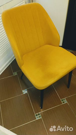 Мягкий кресло-стул горчичного цвета